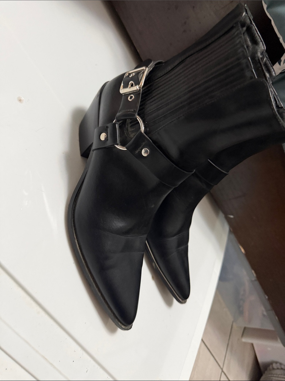 Women's Black Pointed Toe Buckle Heeled Ankle Boots( no detalles)